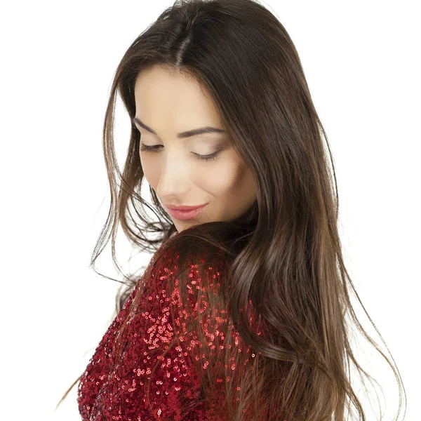 Hermosa joven modelo en vestido rojo posando en el estudio en un whi —  Fotos de Stock