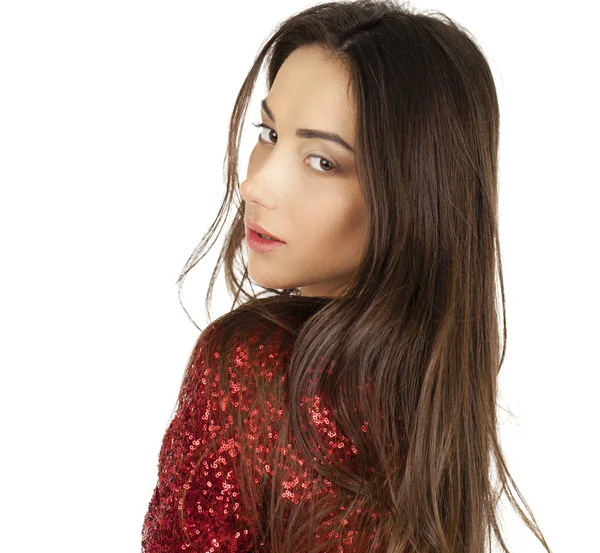 Gyönyörű fiatal modell a piros ruhában pózol a stúdió a whi — Stock Fotó