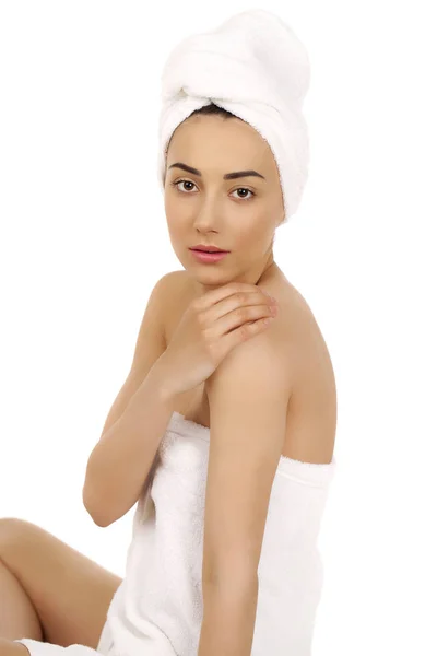 Porträt einer frischen und schönen brünetten Frau im weißen Schlepptau — Stockfoto
