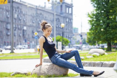 Güzel genç Mavi Jeans saçlı kadın kahverengi 