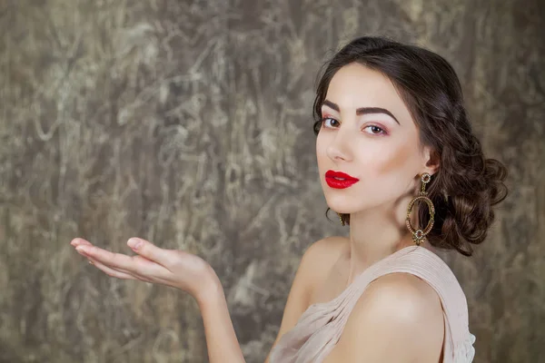 Beauty portrait of young attractive woman — Stock Photo, Image