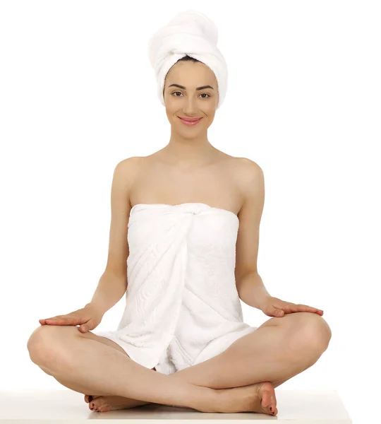Jovem mulher envolto toalha isolada no fundo branco — Fotografia de Stock