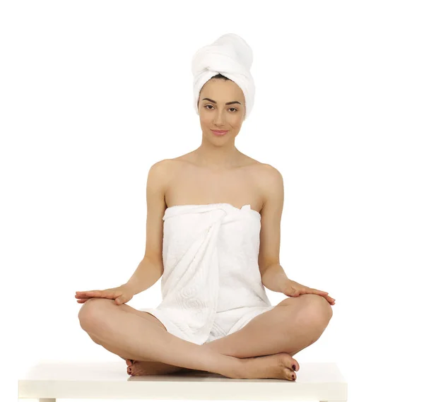 Mladá žena zabalený ručník izolovaných na bílém pozadí — Stock fotografie