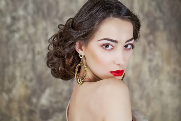 Beauty portrait of young attractive woman — Stock Photo, Image