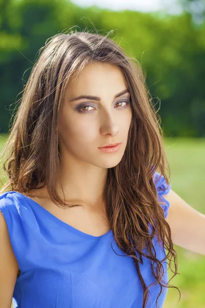 Jeune femme brune en plein air portrait — Photo