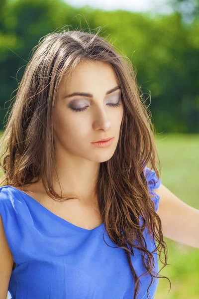 Jeune femme brune en plein air portrait — Photo