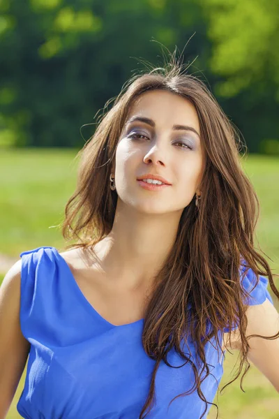 Jeune femme brune en plein air portrait — Photo