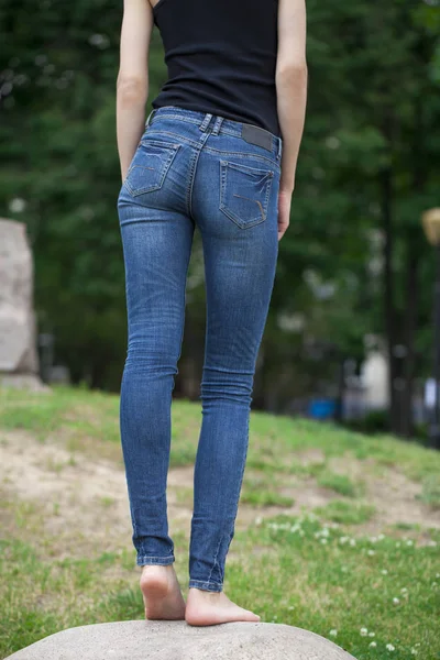 Vista posteriore di una lunga donna gambe in posa con jeans — Foto Stock