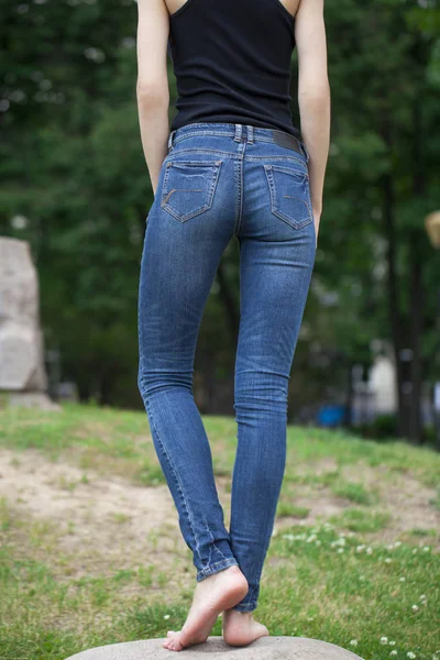 Вид сзади длинных женских ног, позирующих в джинсах — стоковое фото