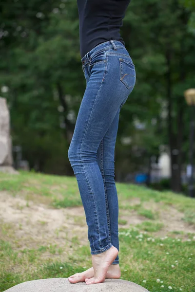 Rückansicht eines langen Frauenbeins, das mit Jeans posiert — Stockfoto