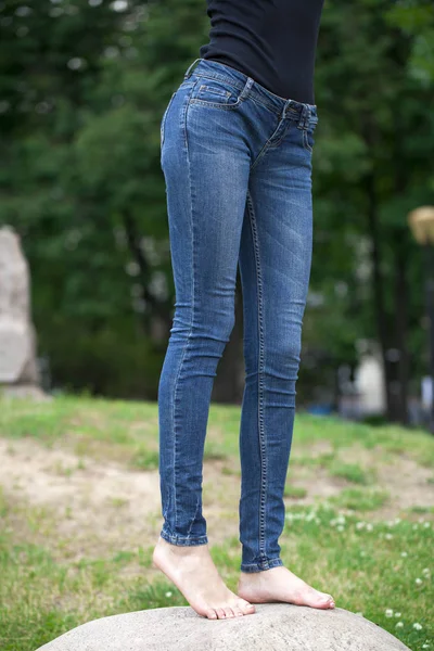 Vista frontal de uma longa mulheres pernas posando com jeans — Fotografia de Stock