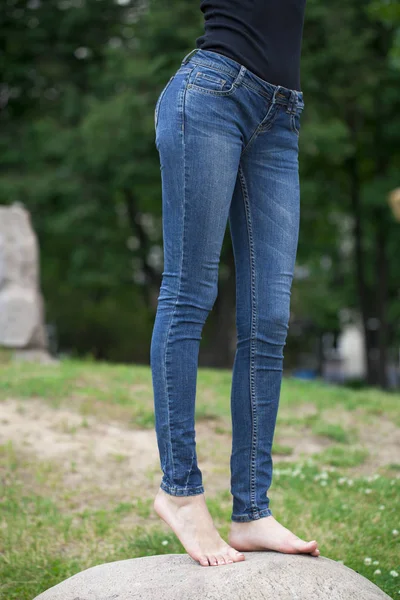 Vooraanzicht van een lange vrouwenbenen poserend met jeans — Stockfoto