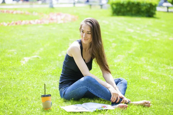 年轻漂亮的棕色头发的女人，穿着蓝色牛仔裤 — 图库照片