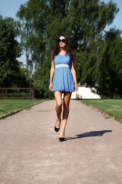 Glückliche Frau in blauem Kleid auf der Straße — Stockfoto