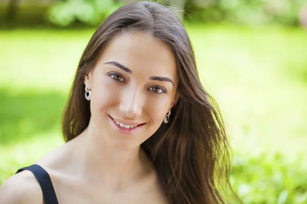 Retrato de close-up de uma jovem mulher feliz sorrindo — Fotografia de Stock