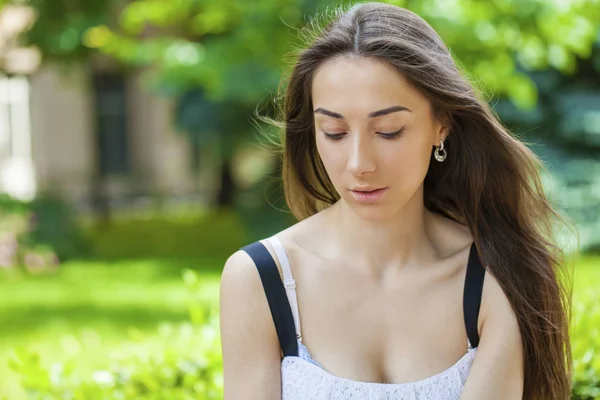 Portret van mooie jonge gelukkig vrouw — Stockfoto