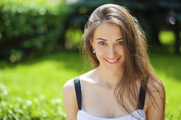 Retrato de hermosa joven feliz mujer —  Fotos de Stock