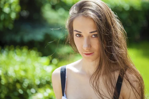 Retrato de bela jovem mulher feliz — Fotografia de Stock