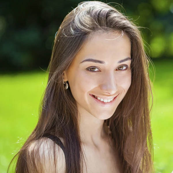 Porträt einer schönen jungen glücklichen Frau — Stockfoto