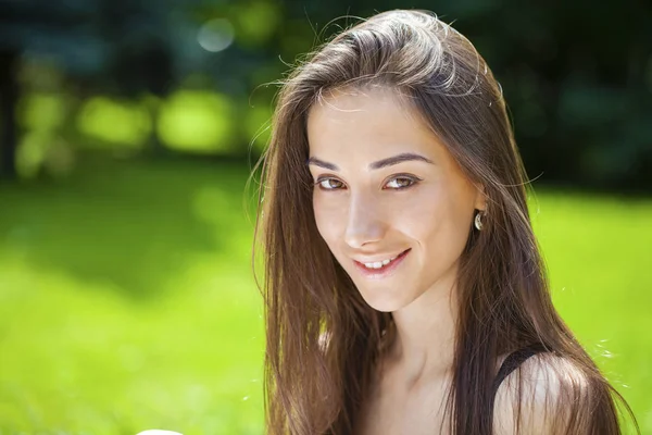 Retrato de bela jovem mulher feliz — Fotografia de Stock