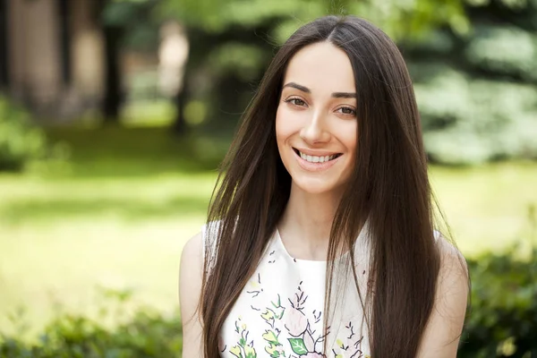 Porträt einer schönen jungen glücklichen Frau — Stockfoto