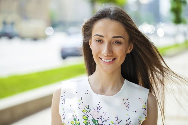 Primo piano ritratto di una giovane donna felice sorridente — Foto Stock