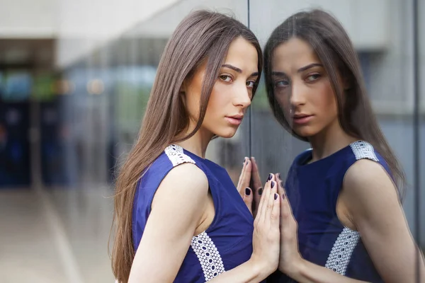 Dame élégante en robe bleue posant près du mur en miroir — Photo