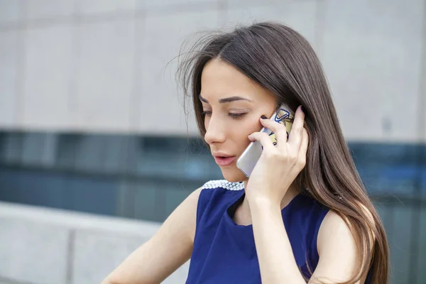 Gyönyörű fiatal barna nő hívása telefonon — Stock Fotó