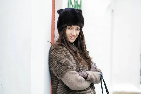Mujer hermosa joven en abrigo de visón con estilo — Foto de Stock