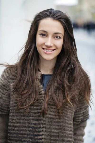 Jeune belle femme en manteau de vison élégant — Photo