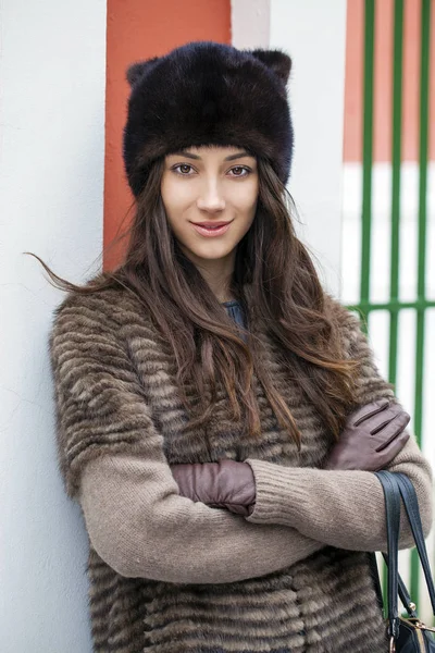 Jeune belle femme en manteau de vison élégant — Photo