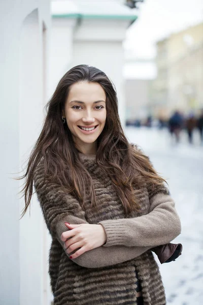 Jonge mooie vrouw in stijlvolle nerts jas — Stockfoto