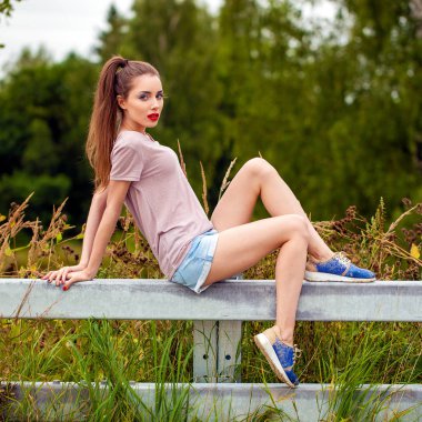 Güzel genç Mavi Jeans saçlı kadın kahverengi 