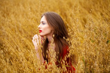 Kırmızı elbiseli bir genç esmer kadın portresi 