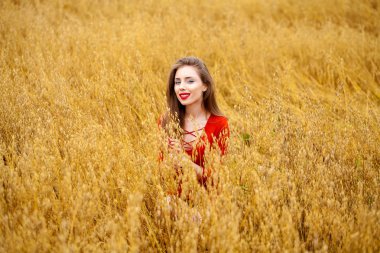 Kırmızı elbiseli bir genç esmer kadın portresi 