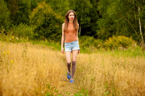 フィールド、夏屋外で歩いている若い美しい女性 — ストック写真