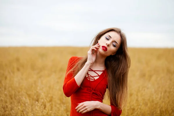 Retrato de uma jovem morena de vestido vermelho — Fotografia de Stock