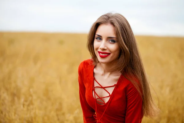 Retrato de uma jovem morena de vestido vermelho — Fotografia de Stock