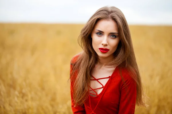 Portrait d'une jeune femme brune en robe rouge — Photo