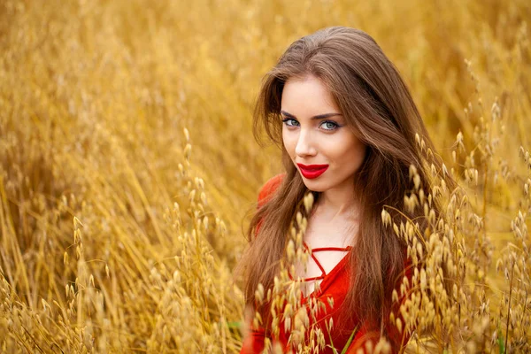 Retrato de una joven morena vestida de rojo —  Fotos de Stock