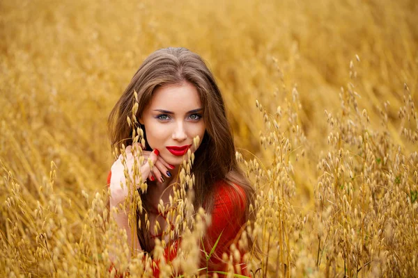 Porträt einer jungen brünetten Frau im roten Kleid — Stockfoto