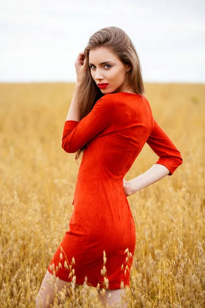 Ritratto di una giovane donna bruna in abito rosso — Foto Stock