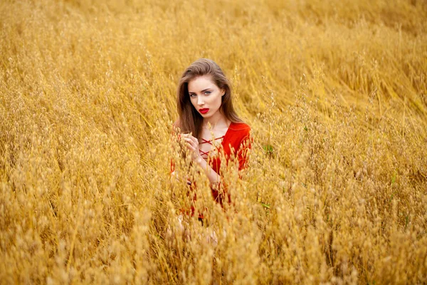 赤いドレスの若いブルネットの女性の肖像画 — ストック写真