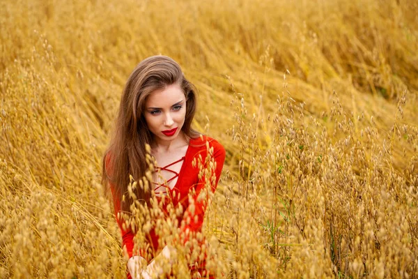 Retrato de uma jovem morena de vestido vermelho — Fotografia de Stock
