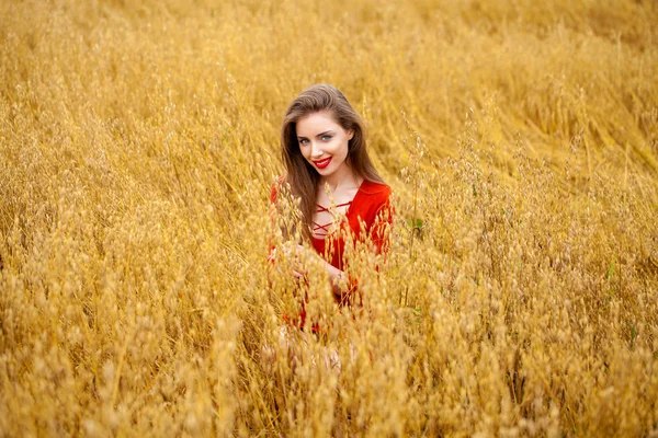Kırmızı elbiseli bir genç esmer kadın portresi — Stok fotoğraf
