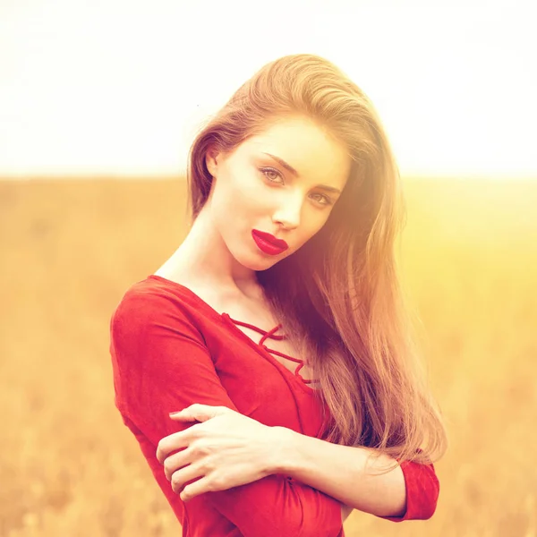 Retrato de una joven morena vestida de rojo — Foto de Stock