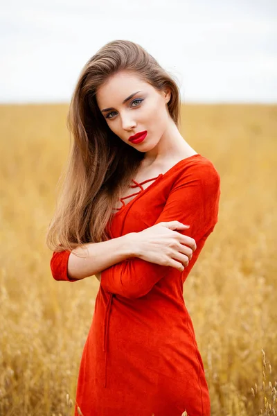 Retrato de una joven morena vestida de rojo — Foto de Stock