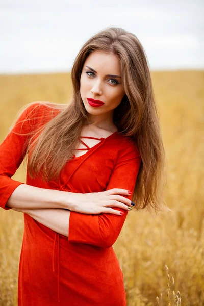 Retrato de una joven morena vestida de rojo — Foto de Stock