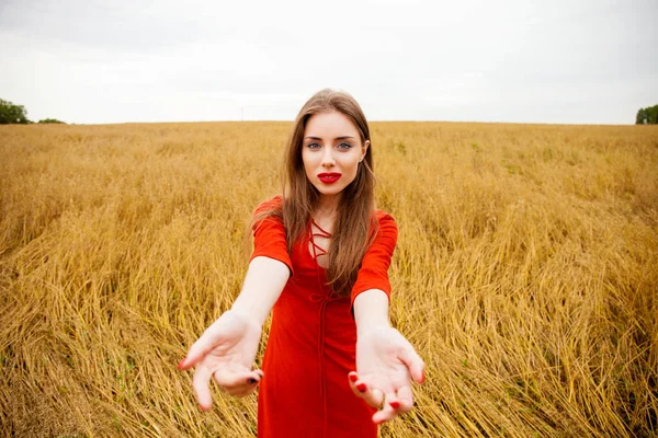 Volg mij, Beautiful sexy jonge vrouw houdt de hand van een man in — Stockfoto