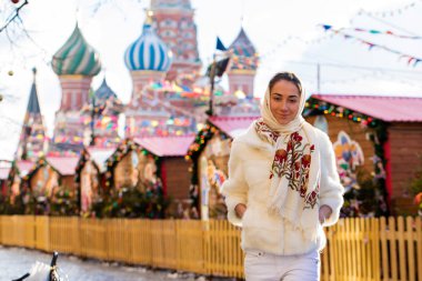 Beyaz kısa vizon kürk genç güzel kadın 